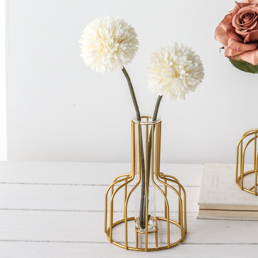 Lebensechte Blumenarrangement