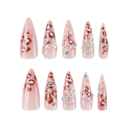 Kunstvolle Stiletto-Nägel mit Glitzer- und Schmuckakzenten Brehn