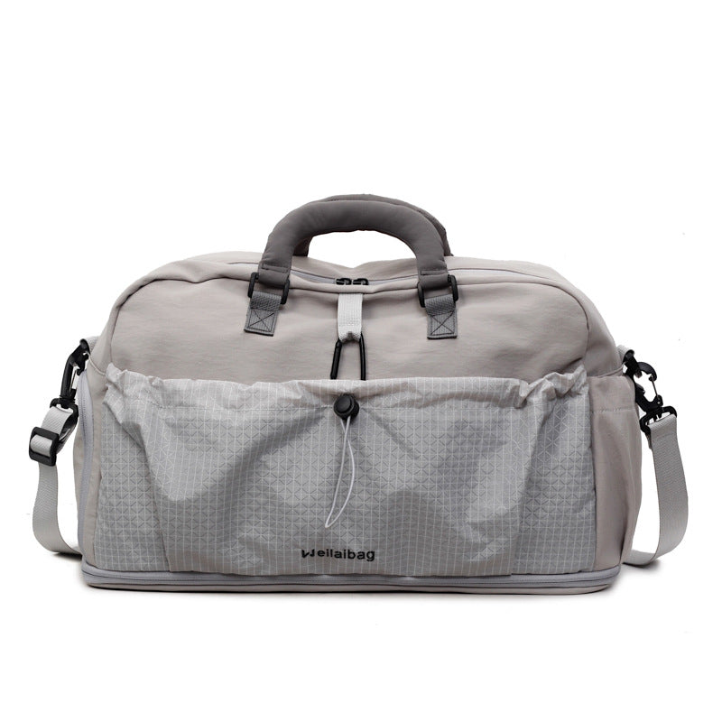 Geräumige Reisetasche mit mehreren Taschen