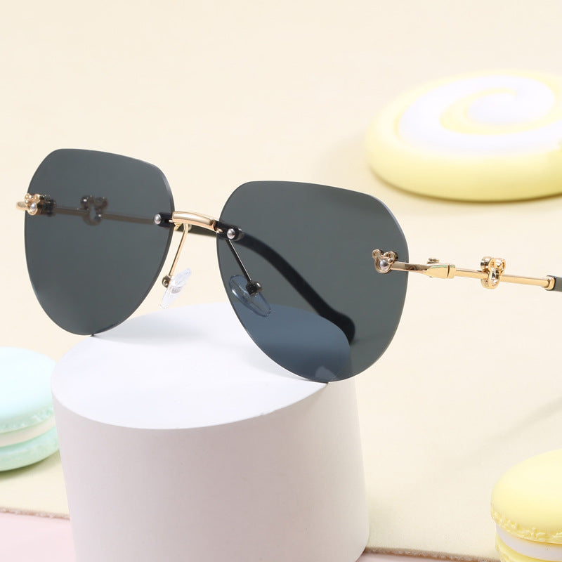 Damen leichte geometrische Sonnenbrille mit einzigartigem Rahmen und verspiegelten Gläsern Brehn