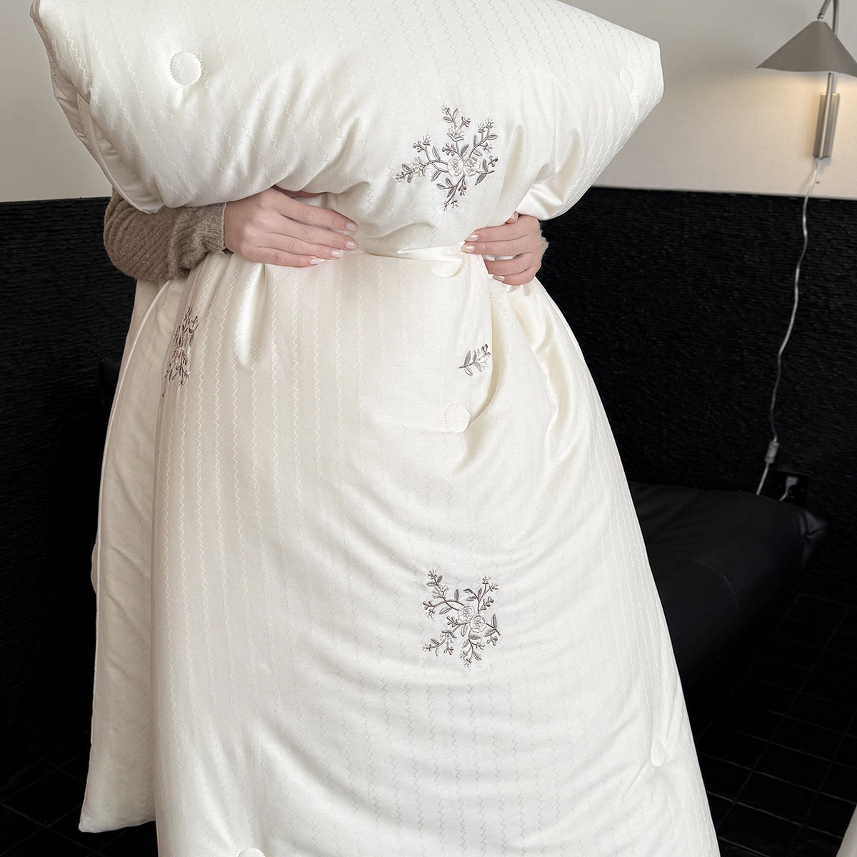 Gestepptes Ganzjahres-Steppbett mit floraler Stickerei und Knopfverarbeitung