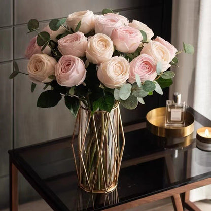 Lebensgroßes gefälschtes Rosenbouquet