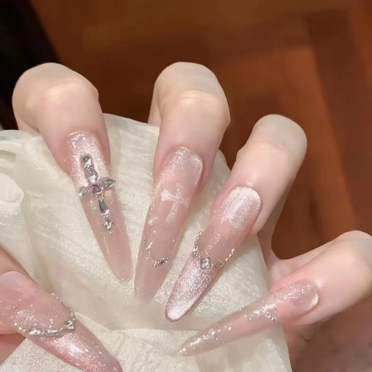 Glamouröse Stiletto-Nagelerweiterungen mit dekorativen Akzenten