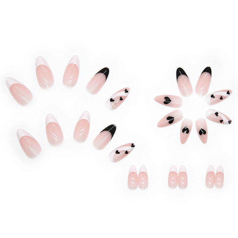 Kreative Nail Art mit Herzdesign Brehn