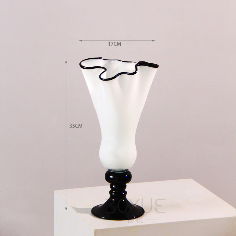 Mouthblown gerippte Podest Kunstglas Trompetenvase Brehn