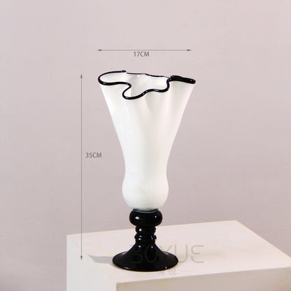 Mouthblown gerippte Podest Kunstglas Trompetenvase Brehn