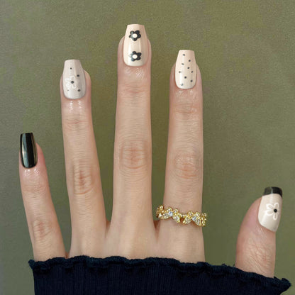 Stylisches Blumen-Nagelkunst-Set