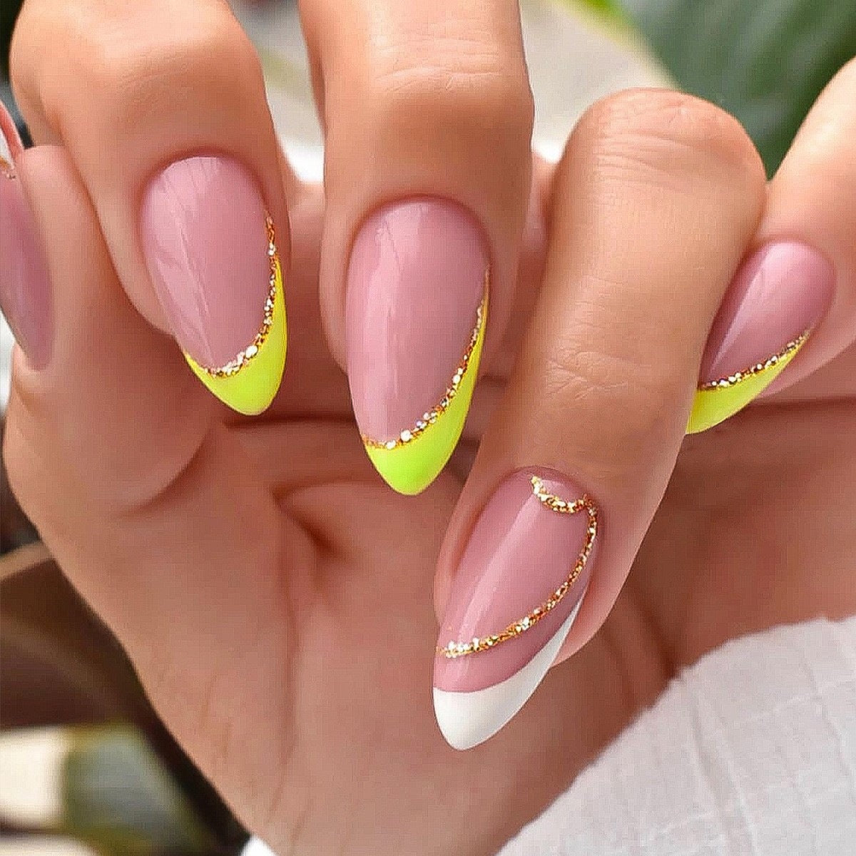 Künstliche Nagel-Kreation mit Glamourösen Spitzen und Glitzerdetails Brehn