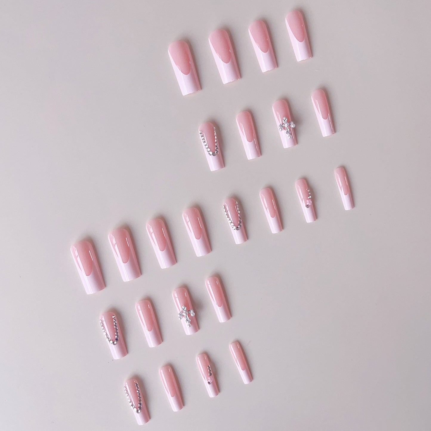 Kunstnagelset mit glamourösen Strassverzierungen und eleganten französischen Spitzen Brehn