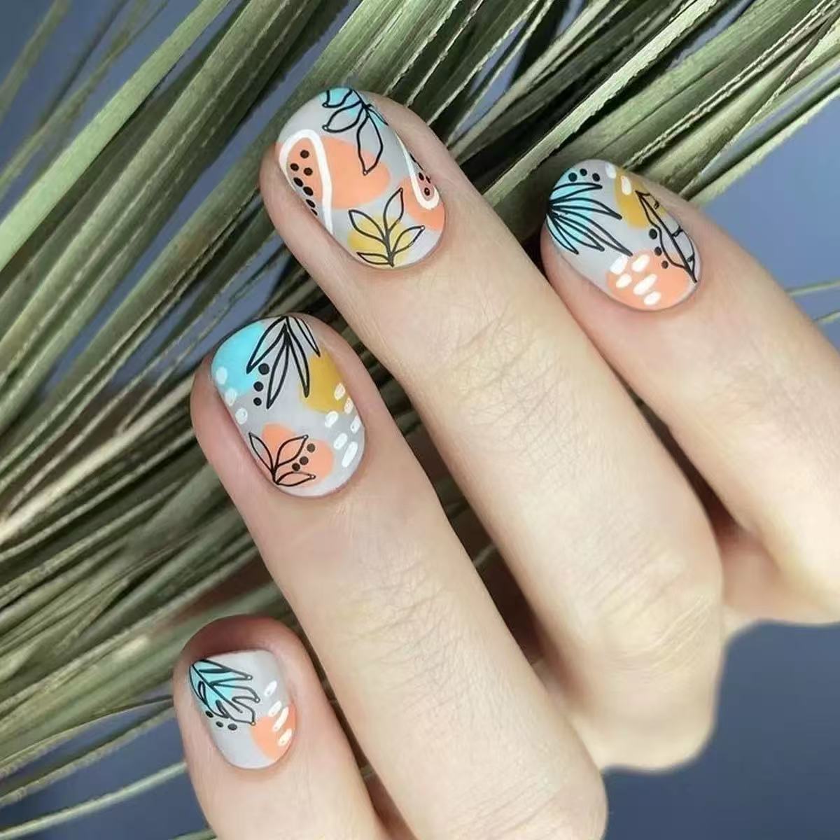 Kunstnagelset mit floralen Akzenten und kreativem Design Brehn
