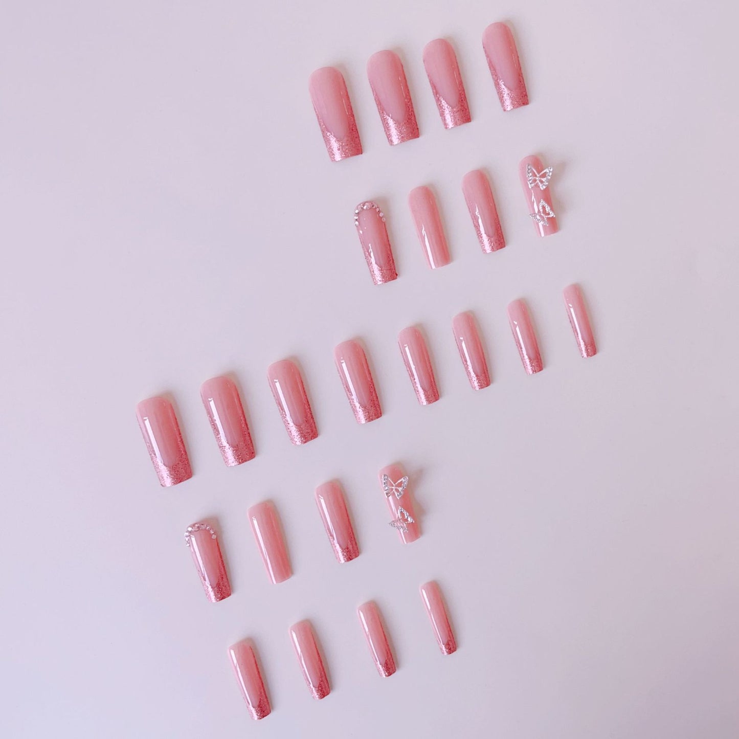 Kunstnagelset mit funkelnden Glitzer-Effekten und eleganten 3D-Verzierungen Brehn