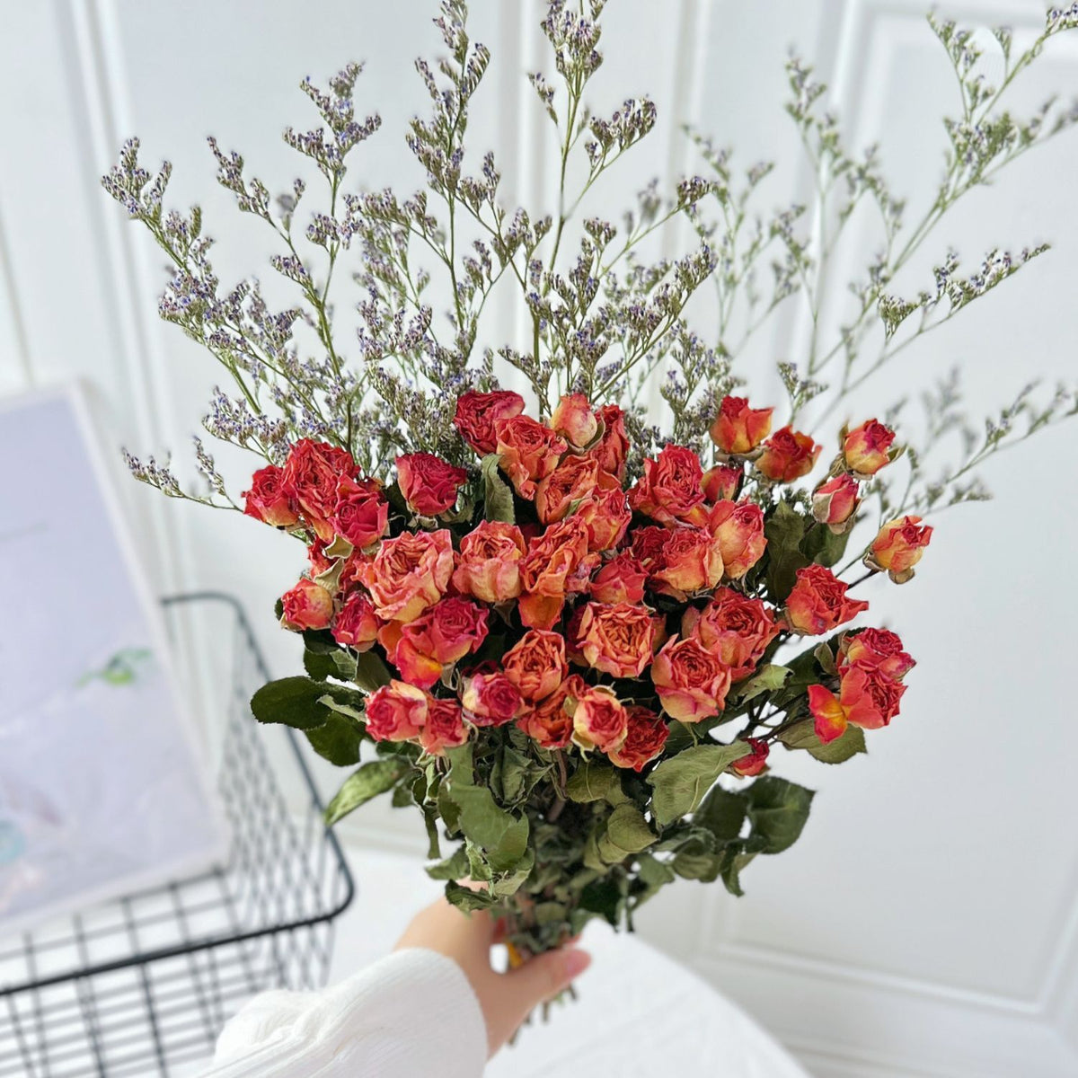 Trockenblumen-Rosenstrauß mit botanischem Füllmaterial