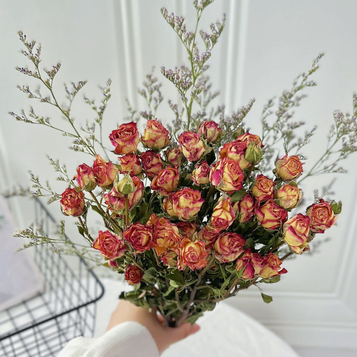 Trockenblumen-Rosenstrauß mit botanischem Füllmaterial