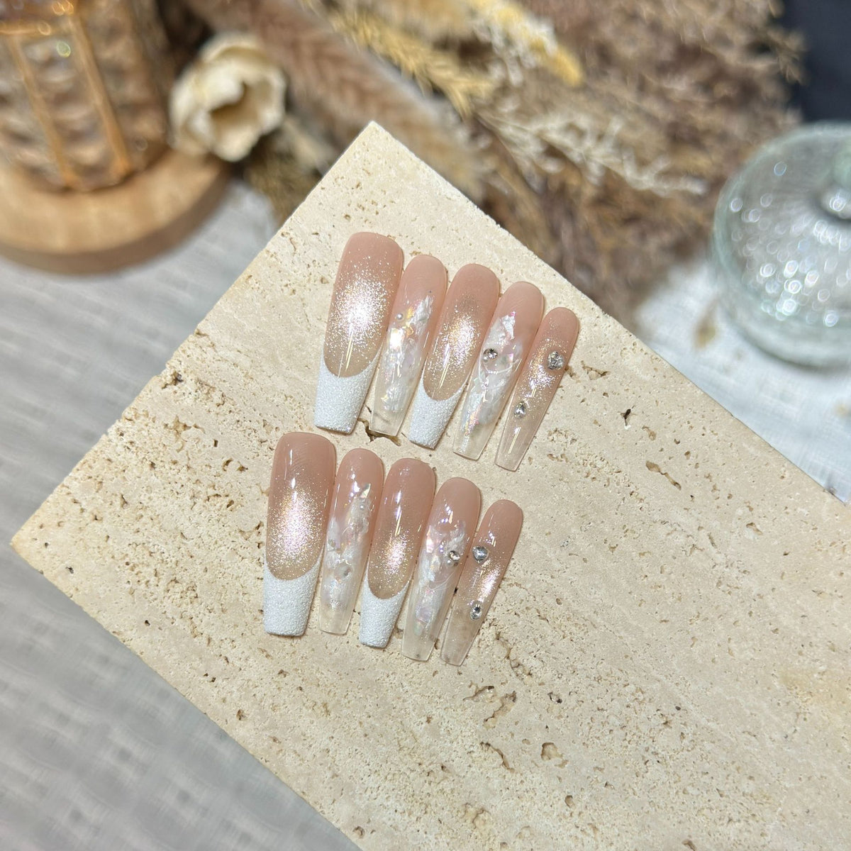 Elegantes Press-On-Nail-Set mit floralen und Edelsteinakzenten Brehn