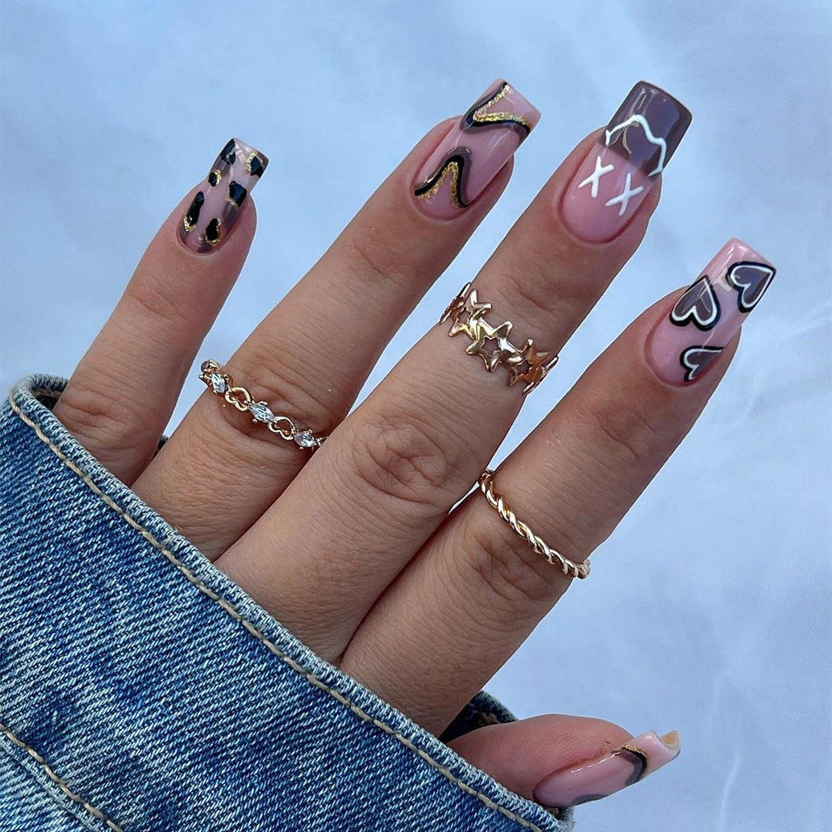Kunstvolle Nagelverlängerungen im eleganten Design mit Goldakzenten Brehn