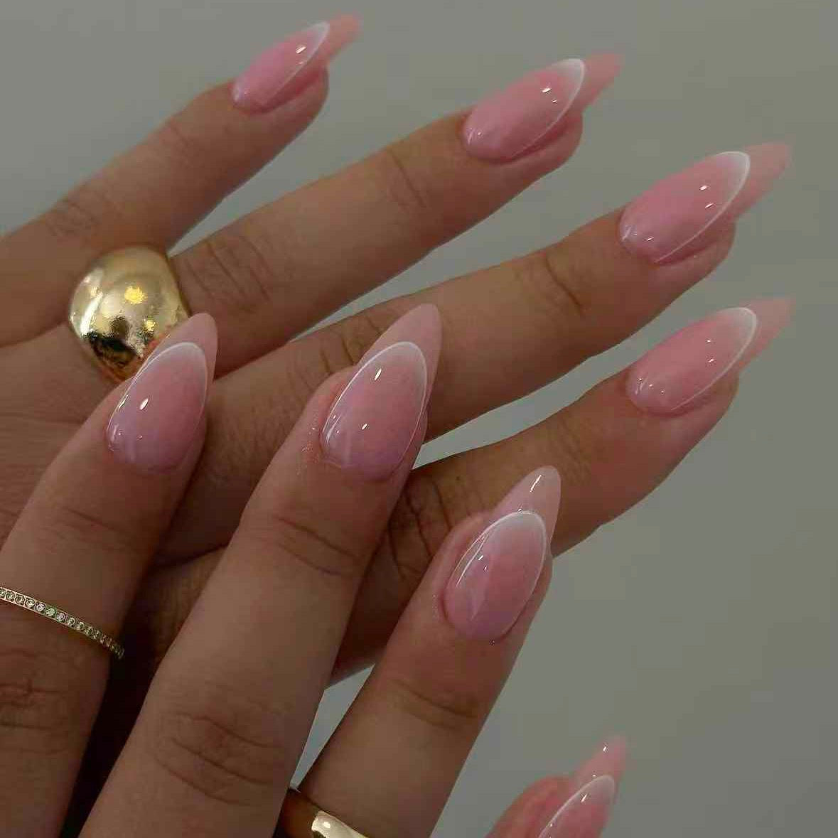 Luxuriöses Kunstnagelset mit elegantem French Design Brehn