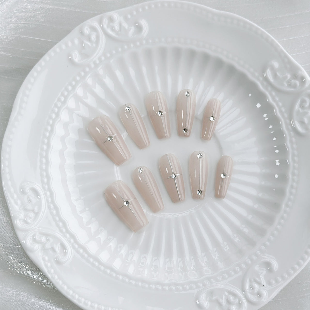 Dekoratives Stiletto Press-On Nagelset mit Kristallakzenten