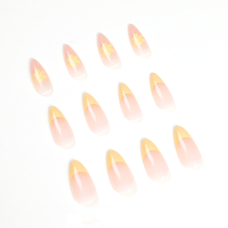 Kunstvolle Gel-Nägel mit floralen Designs Brehn