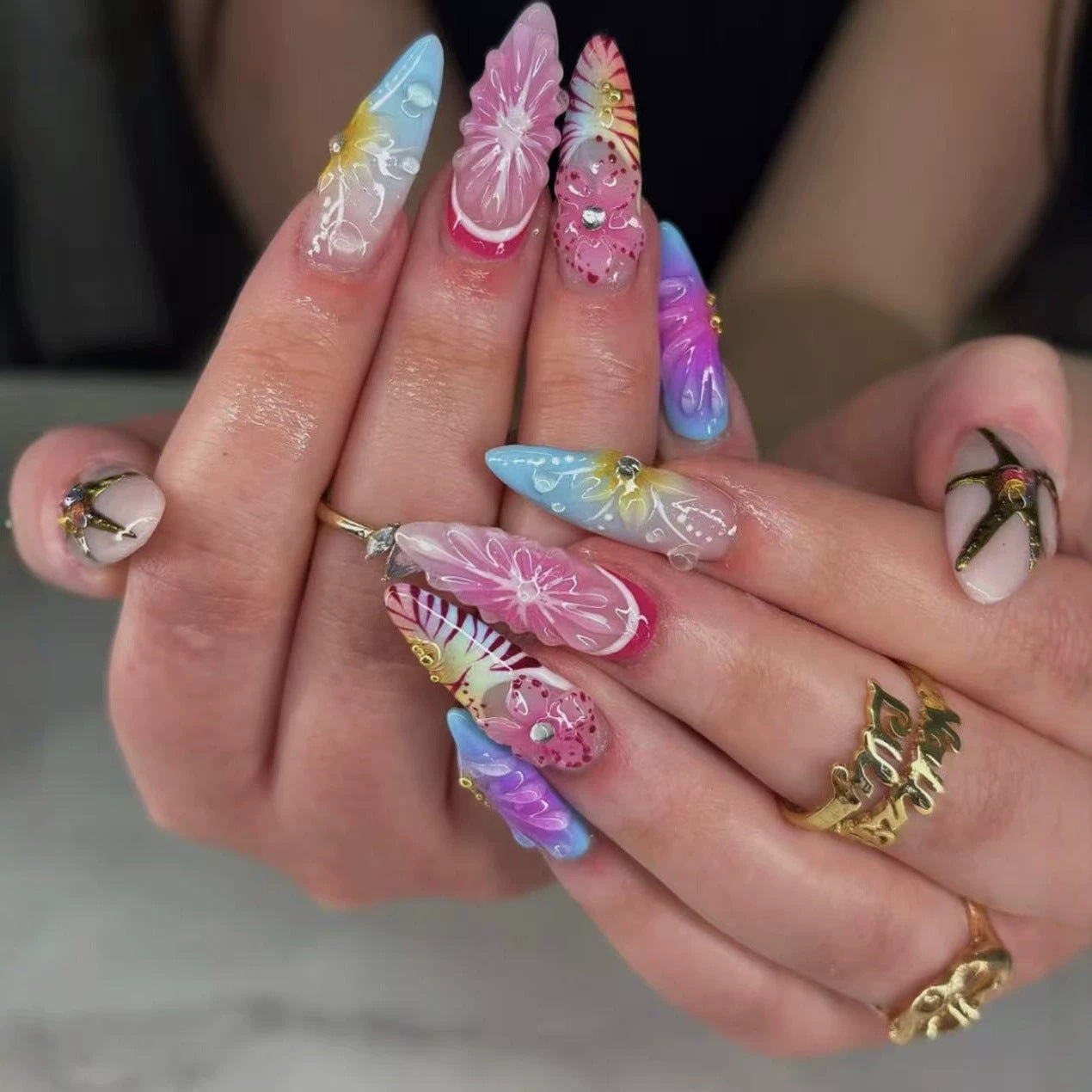 Künstlerisches Press-On Nail Set mit floralem 3D-Design Brehn