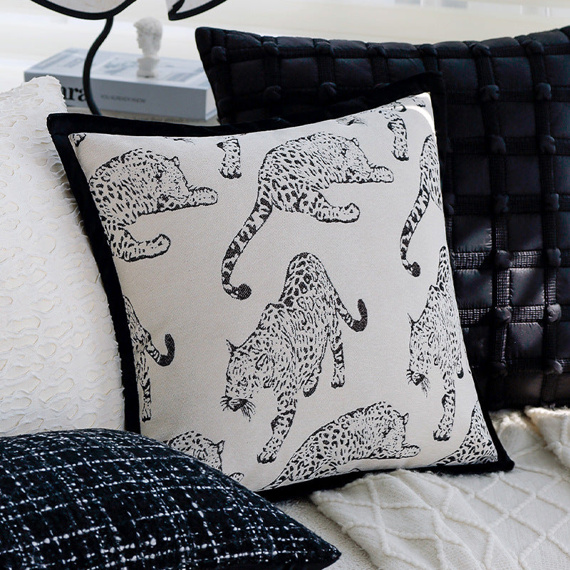 Quadratischer Dekorativer Kissenbezug mit großflächigem Wildtier-Jacquard und Samtpaspel Brehn