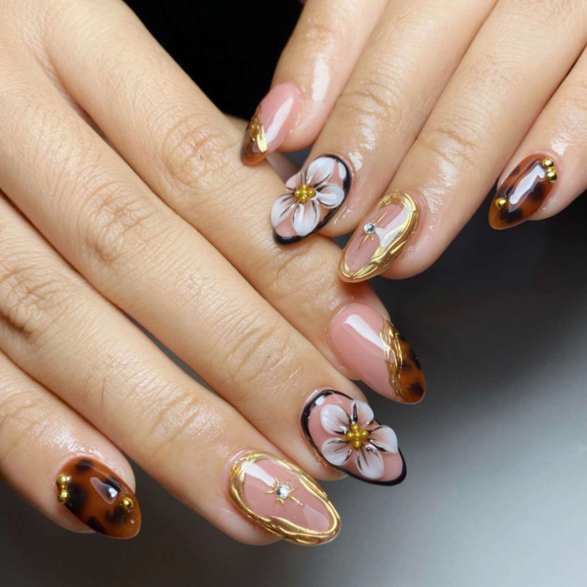 Blumeninspiriertes Press-On-Nagelkunst-Set mit 3D-Goldakzenten Brehn