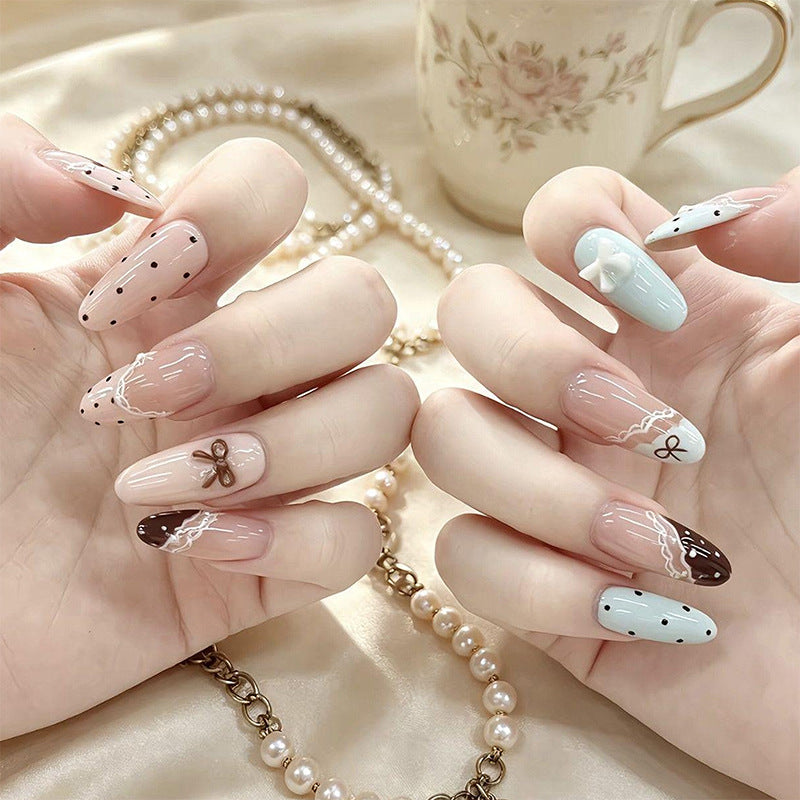 Kunstnagelset mit eleganten Akzenten und feinen Designs Brehn
