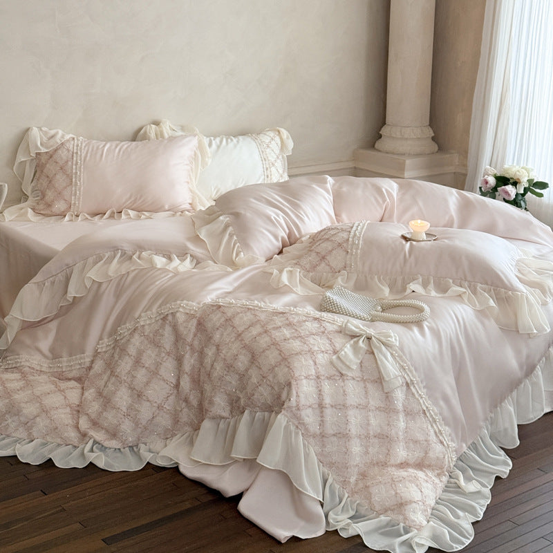 Romantische Satin-Bettgarnitur mit Volant, bestickter Spitzeneinlage und Schleifenapplikation