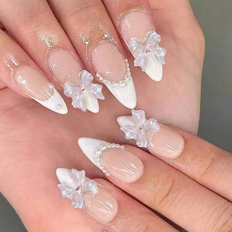Kunstnagelset mit hochwertigen Designs und eleganten Verzierungen Brehn