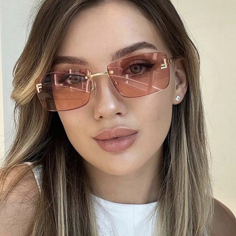 Damen quadratische Sonnenbrille mit elegantem goldenen Rahmen und stylishen Gläsern Brehn