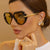 Damen Cat-Eye Sonnenbrille mit goldenen Akzenten und stylishem Rahmen Brehn