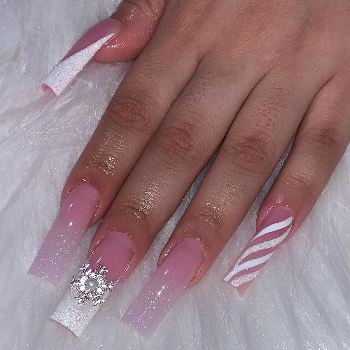 Kunstnagelset mit festlichem Winterthema Brehn