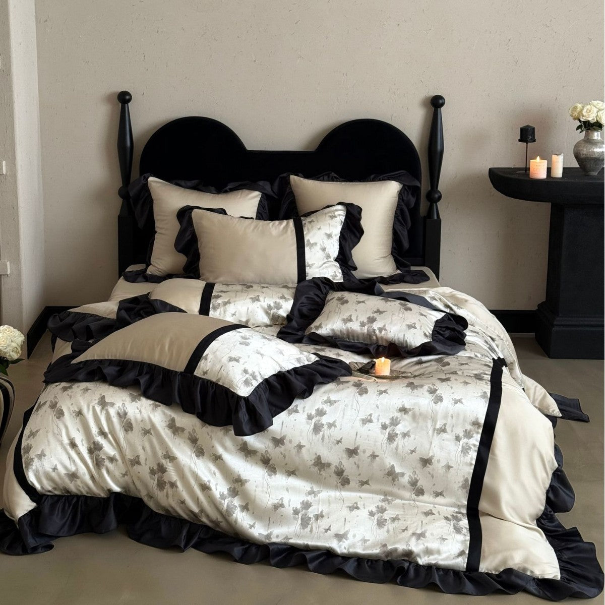 Luxuriöses Satin-Bettwäsche-Set mit Rüschen und dezentem Blumenmuster