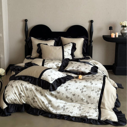 Luxuriöses Satin-Bettwäsche-Set mit Rüschen und dezentem Blumenmuster