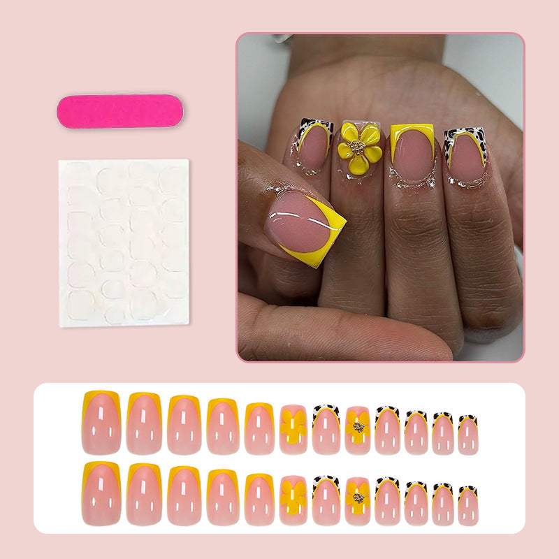 Kunstnagelset mit fröhlichen Blumen- und Tiermotiven Brehn