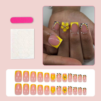 Kunstnagelset mit fröhlichen Blumen- und Tiermotiven Brehn