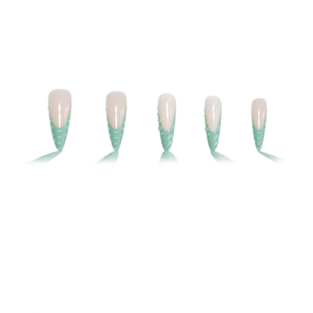 Aufwendige 3D-skulptierte Nagelverzierungen Brehn