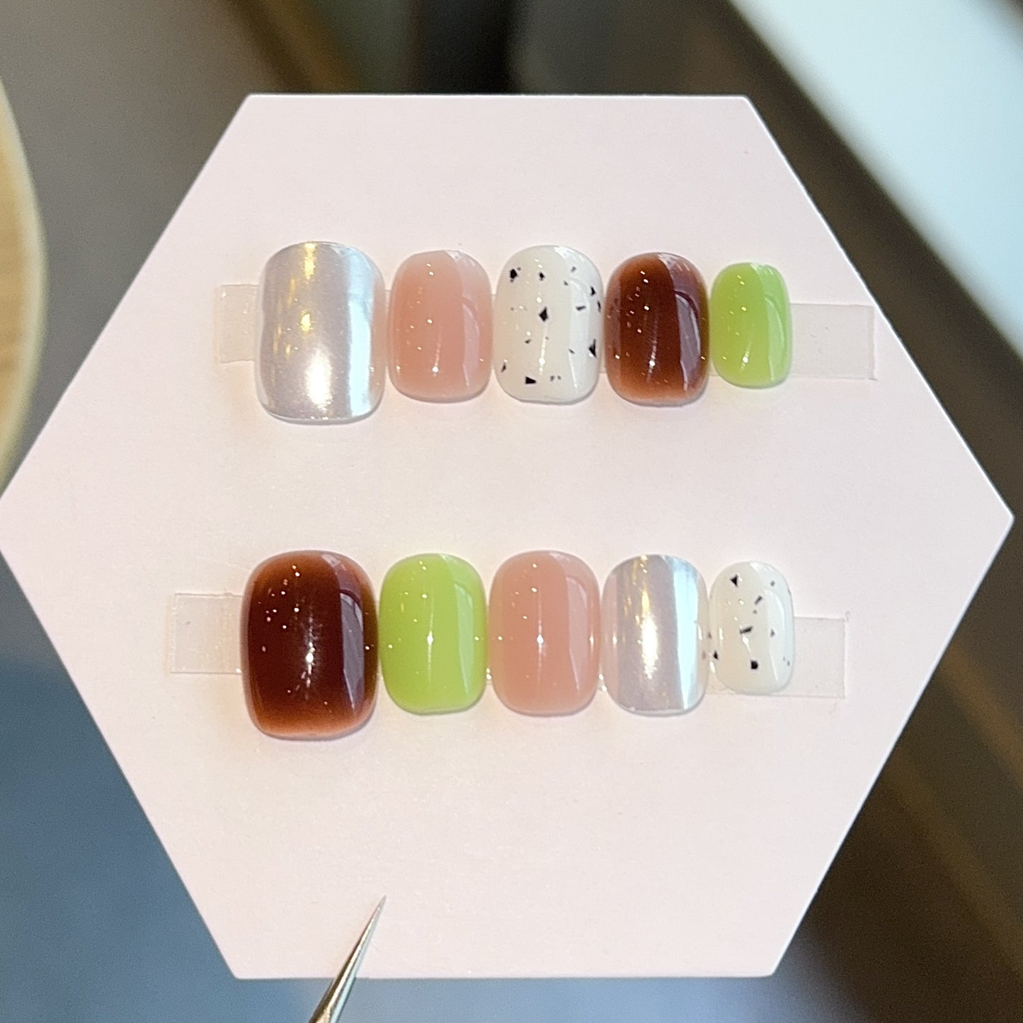Kunstnägel mit Modernem Design und Abwechslungsreichen Akzenten Brehn