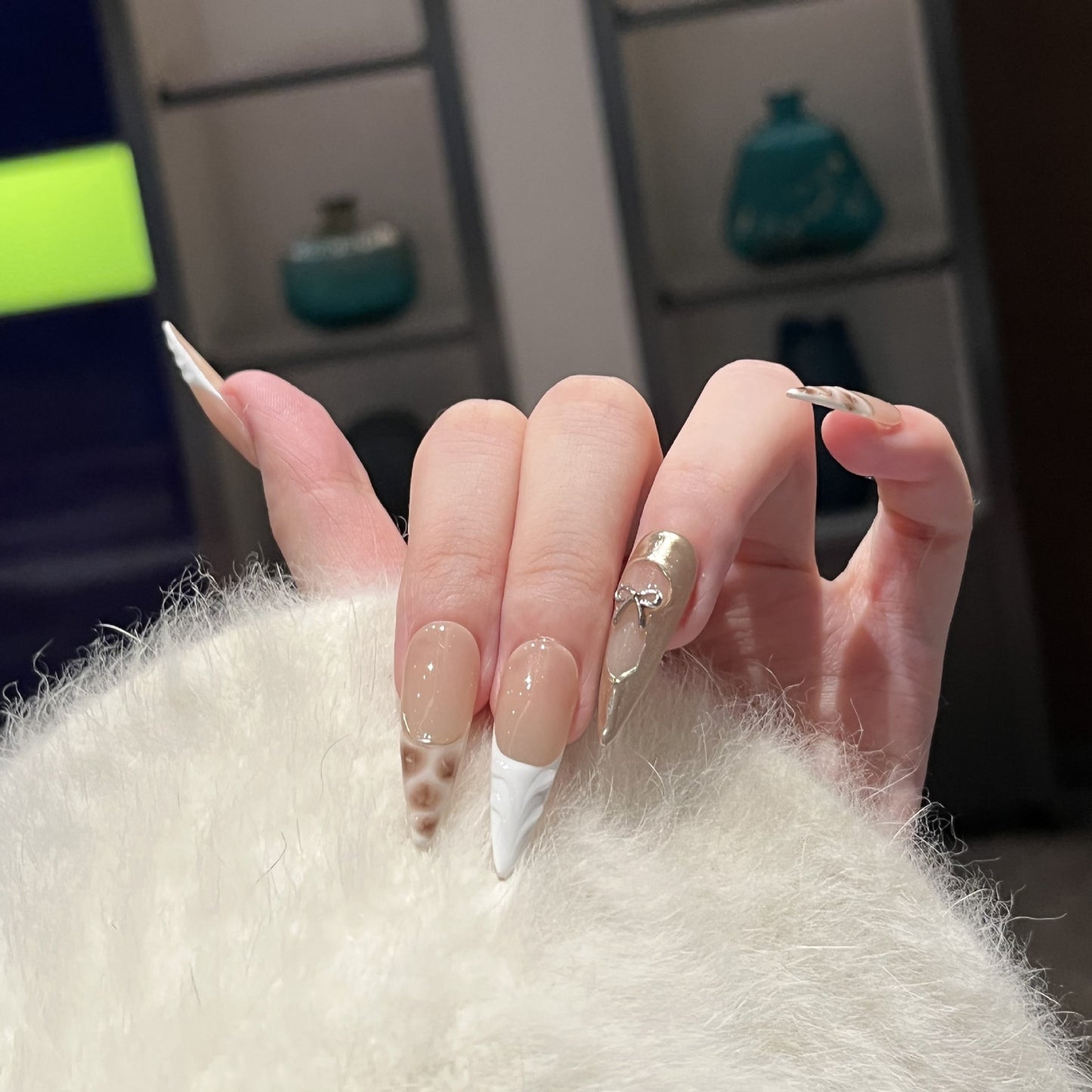 Dekoratives Stiletto Press-On Nagelkunst-Set mit einzigartigen Designelementen Brehn