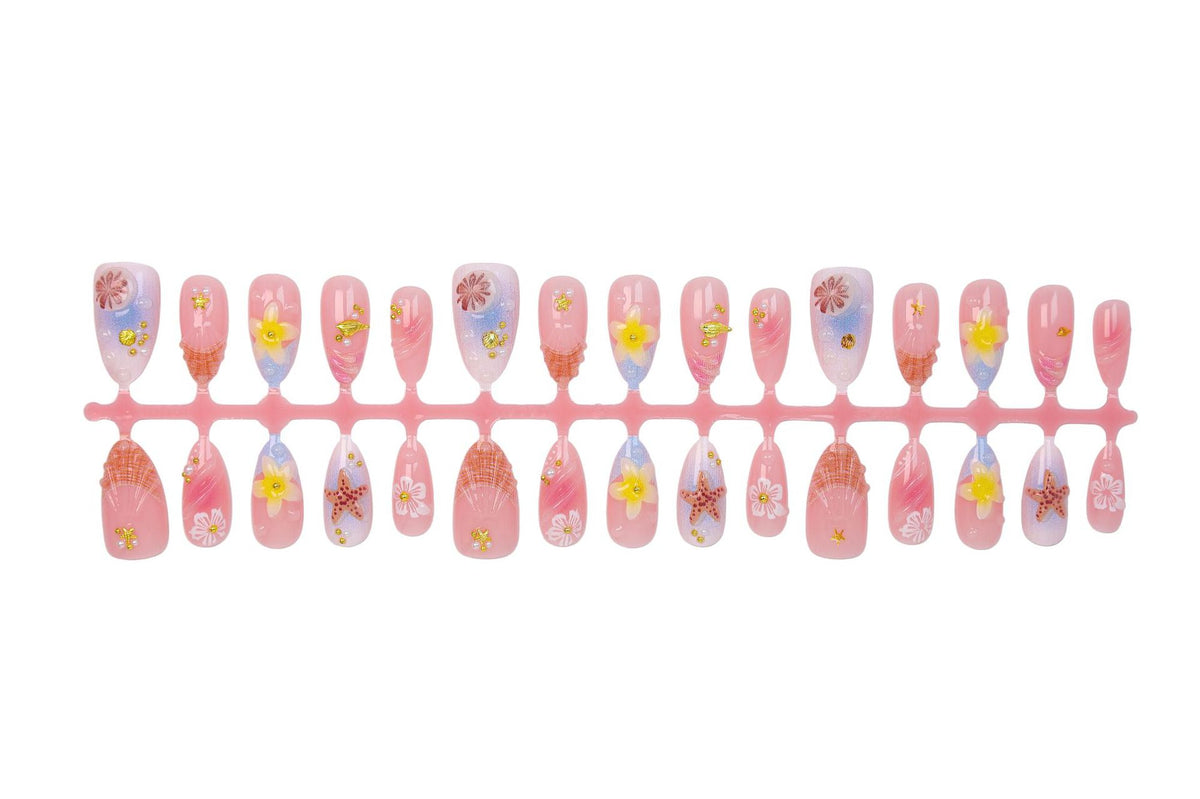 Kunstnagelset mit maritimen Designs und glitzernden Akzenten Brehn