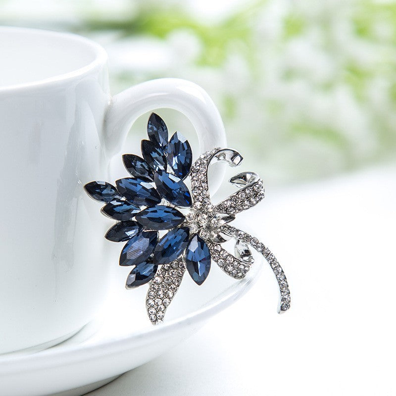 Funkelnde Brosche mit Floralen Design Brehn
