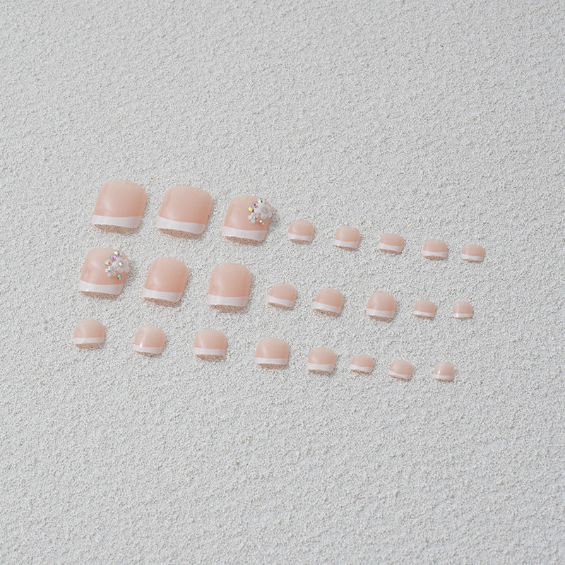 Kunstnagelset mit elegantem französischen Spitzen-Design und glitzernden Akzenten Brehn
