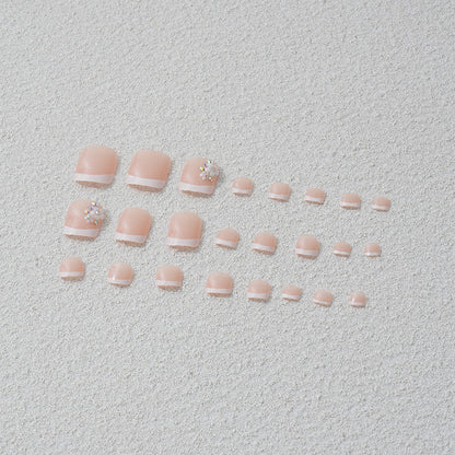 Kunstnagelset mit elegantem französischen Spitzen-Design und glitzernden Akzenten Brehn