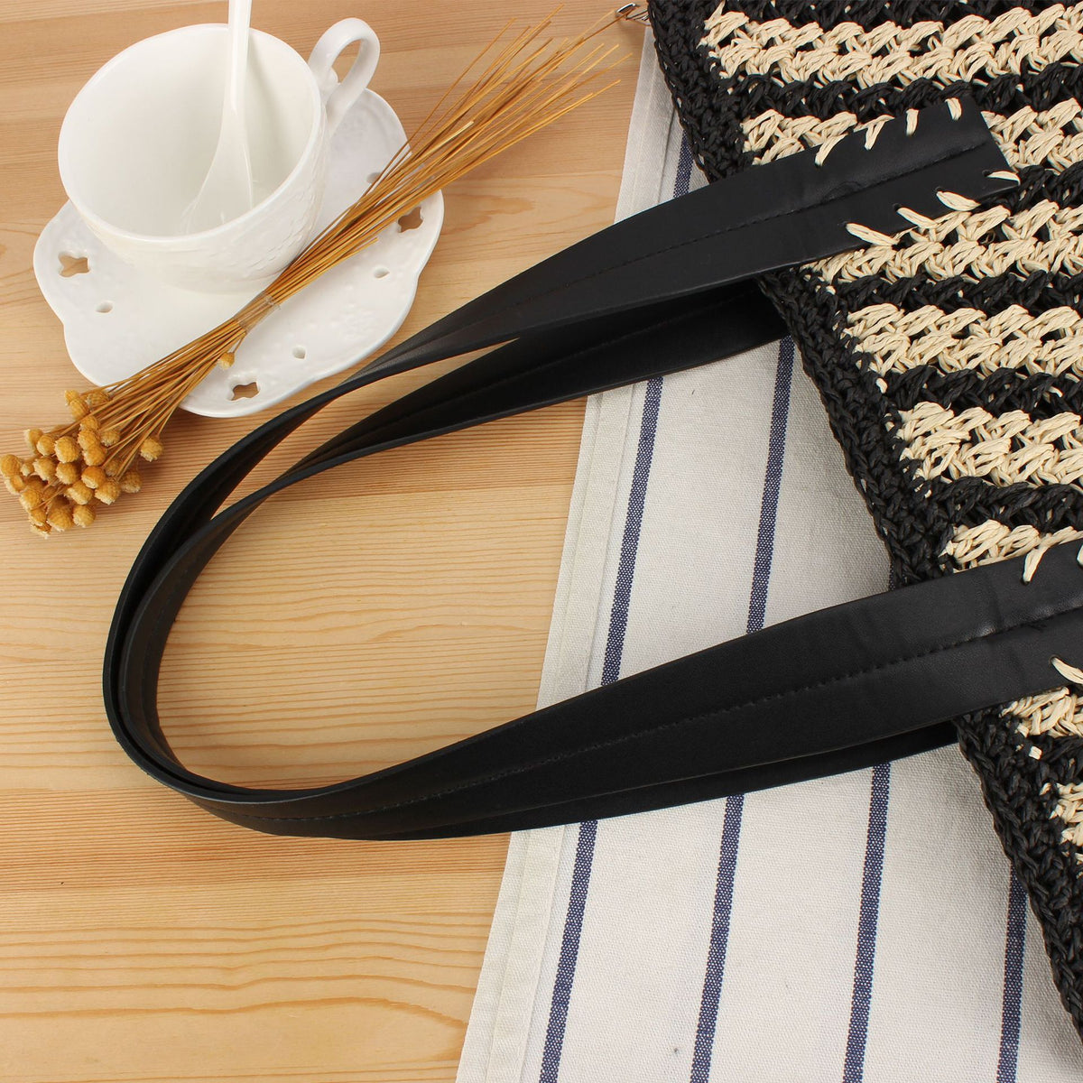 Tragetasche mit Modernem Streifenmuster Aus Geflochtenem Naturmaterial Brehn