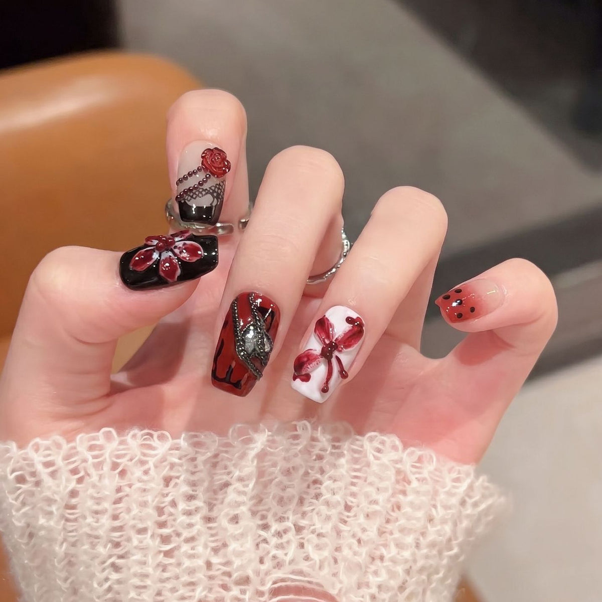 Künstlerisches Nagelschmuck Press-On Set mit einzigartigen floralen und Edelsteindesigns Brehn