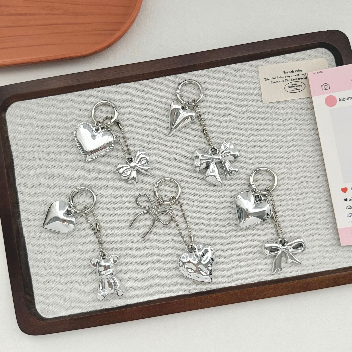 Herzförmiger Charm-Schlüsselanhänger mit Schleife Brehn