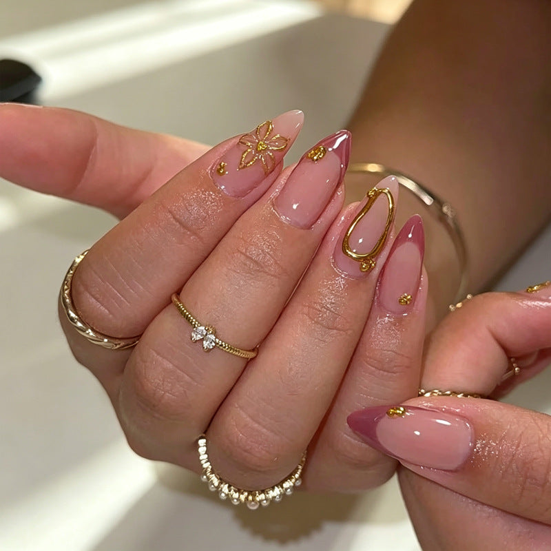 Kunstvolle Nagelspitzen mit zarten Goldakzenten Brehn