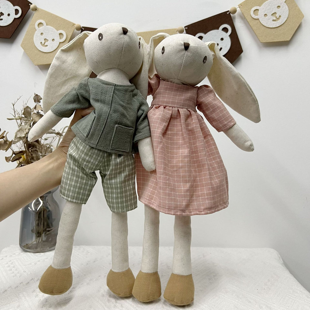 Handgemachte Leinen Langbein Hase Stofftier mit gesticktem Overall