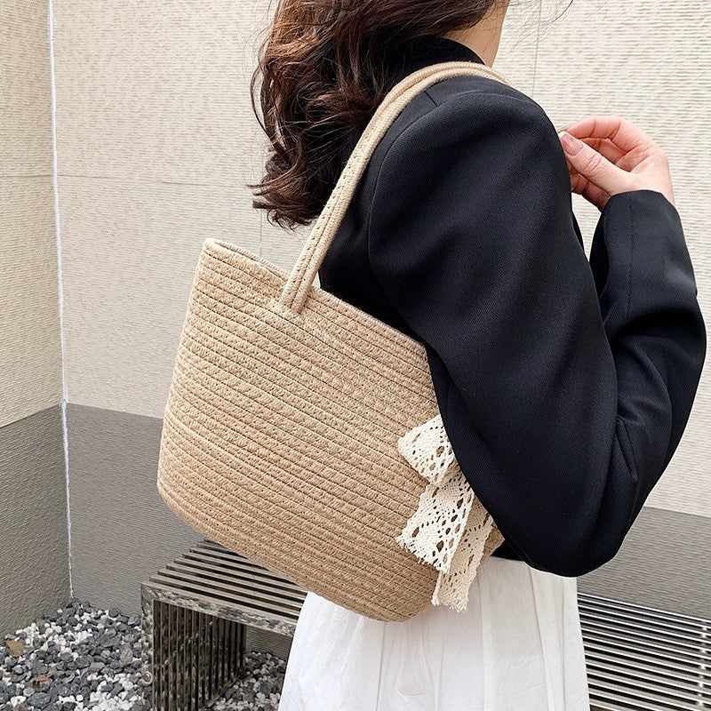 Damen Handtasche mit dekorativem Häkelband Brehn