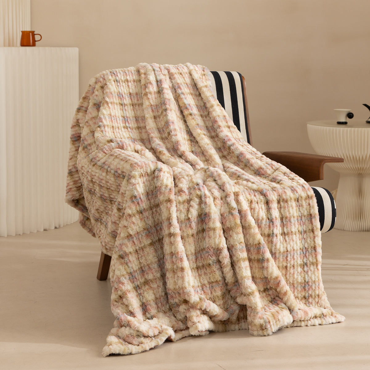 Kuscheldecke aus luxuriösem Kunstfell mit gewellter Struktur und weicher Mikrofaser-Rückseite Brehn