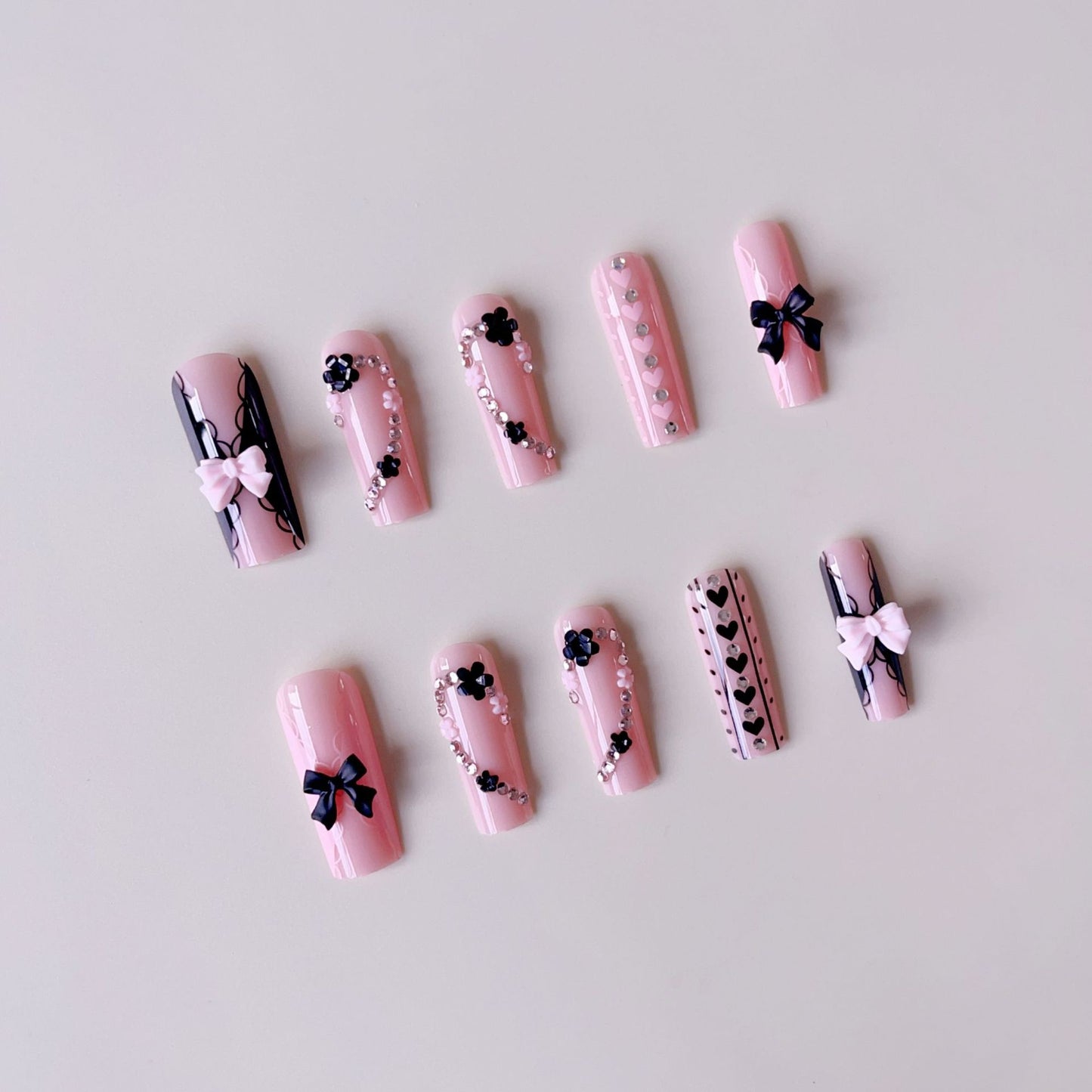 Kunstnagelset mit verspielten 3D-Rosen und eleganten Akzenten Brehn